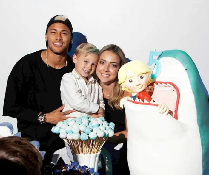 Trước đó, Neymar đã có con với mối tình đầu - Carolina Dantas. Hiện con trai đầu của Neymar đã 12 tuổi.