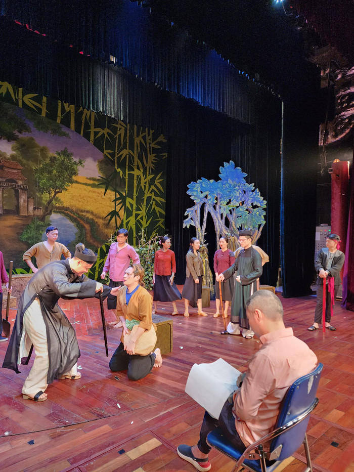  Nghệ sĩ Công Lý chăm chú đọc kịch bản, tương tác với đồng nghiệp trong lúc làm việc. 