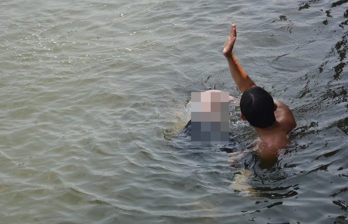 Thi thể anh N.B.D. (36 tuổi, quê Hải Phòng) được lực lượng cứu hộ và cứu nạn Long An vớt lên. (Ảnh: Dân Trí) 