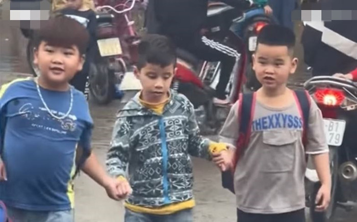 Cái nắm tay của 3 cậu bé trước cổng trường khiến bao người xúc động: Nhìn các con mà yêu đời hẳn Ảnh 2