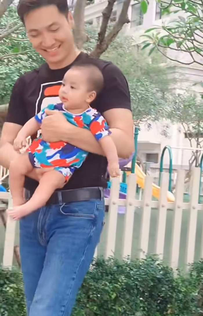 Hành động trên của Mạnh Trường khiến không ít chị em phải ghen tỵ. 