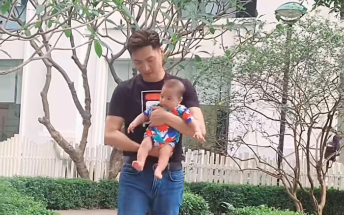 Sướng như bà xã Mạnh Trường, có chồng đẹp trai, giỏi kiếm tiền lại kiêm luôn cả bảo mẫu gia đình Ảnh 2