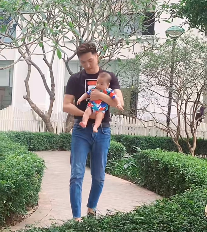 Đẹp trai, kiếm tiền giỏi lại kiêm luôn bảo mẫu gia đình, đúng chuẩn mẫu đàn ông lý tưởng của nhiều chị em ao ước. 