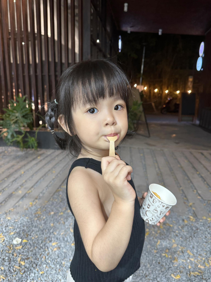 Thế nhưng, nhiều người hâm mộ nhận xét nhóc tỳ chỉ giống Trương Mỹ Nhân ở phần tóc