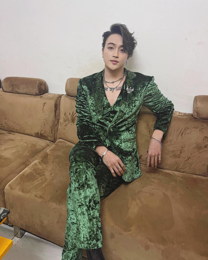 Cách đây ít ngày, nam ca sĩ bị đèn led đè trúng người khi đang biểu diễn. Sau đó, Titi đã lên tiếng, cho biết đã ổn định tinh thần và chỉ bị xay xát ngoài da 