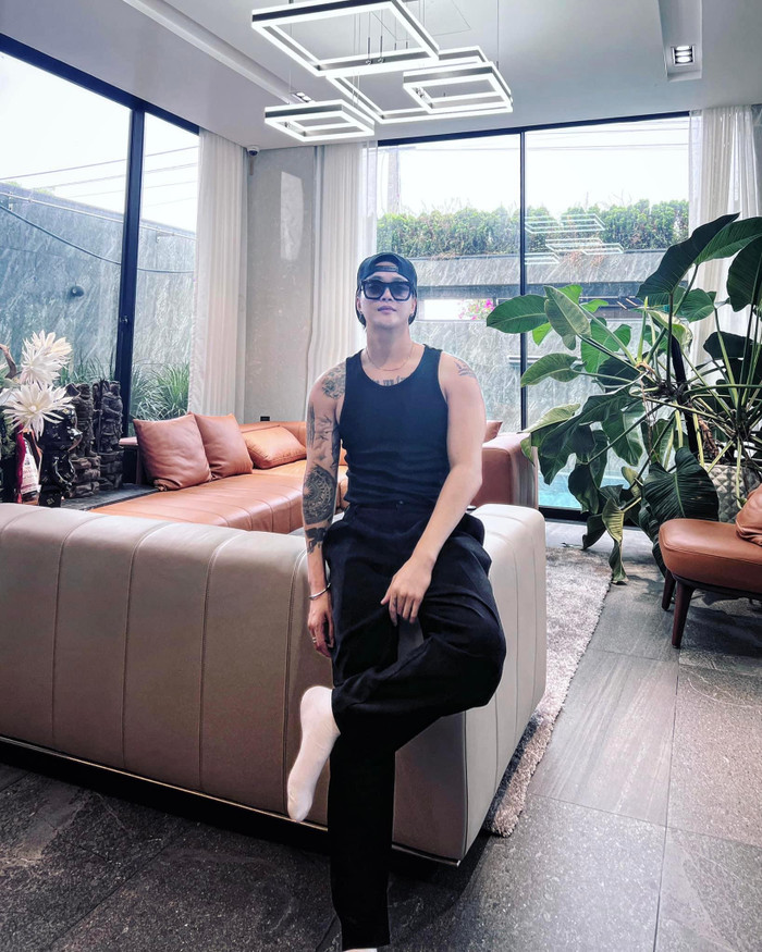 Động thái của nam ca sĩ khiến dân tình không khỏi thắc mắc người mà TiTi đang ám chỉ đến là ai 