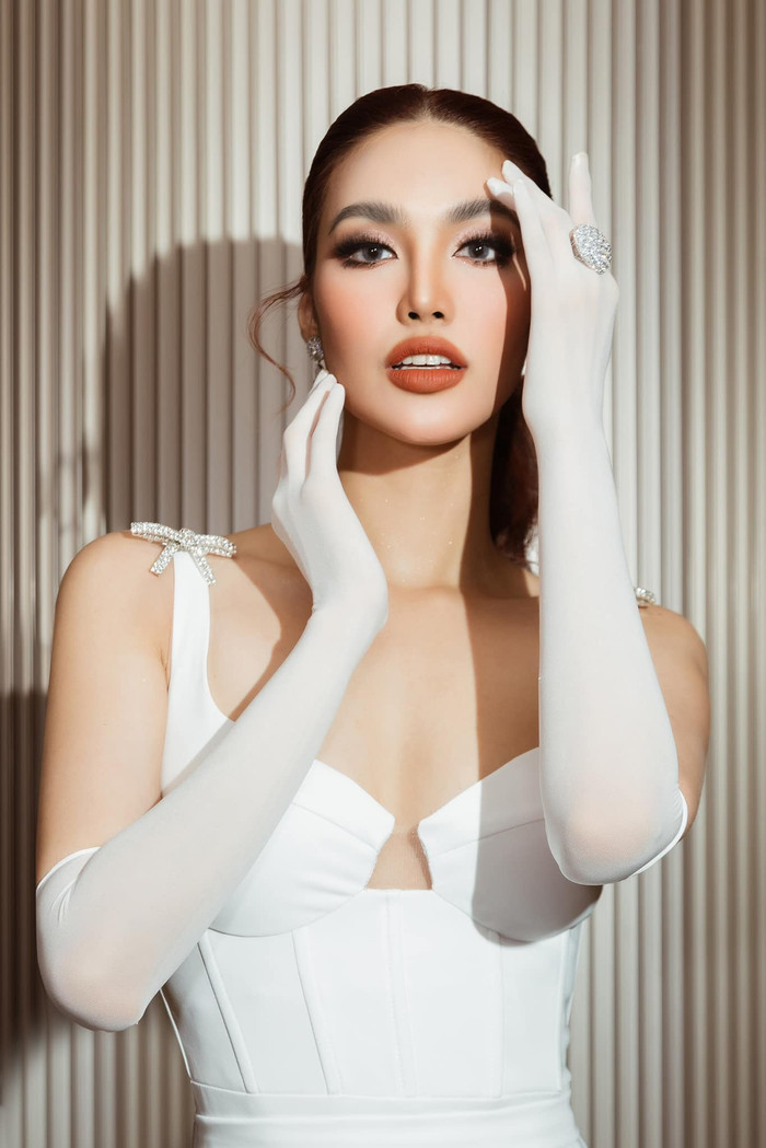Có thể thấy, dù không còn hoạt động showbiz nhiều như trước nhưng Lan Khuê vẫn ý thức trong việc giữ gìn hình ảnh mỗi lần xuất hiện. Layout màu trắng tinh khôi vừa được cô diện khiến fan sắc đẹp dành tặng nhiều lời khen có cánh. 