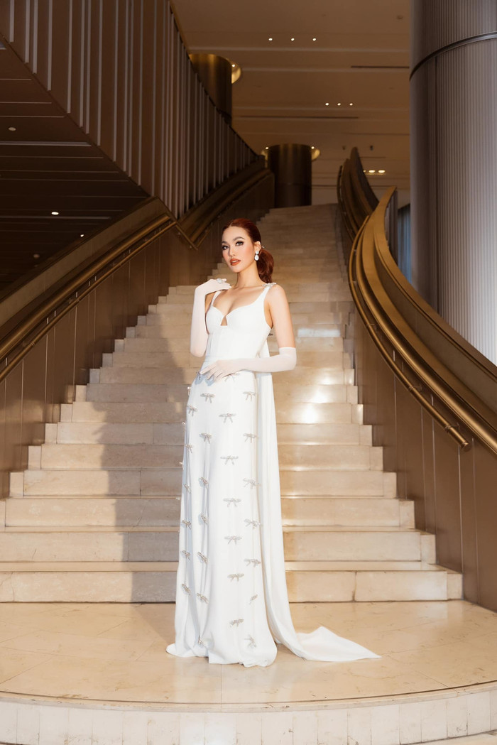 Khi được hỏi về cuộc sống hiện tại, Lan Khuê gói gọn với 2 từ hài lòng. Cô luôn cảm thấy may mắn vì gặp đúng người đúng thời điểm: 'Vì được gia đình chồng yêu thương, tin tưởng nên tôi ý thức hơn trong việc sắp xếp thời gian, cân đối giữa vai trò làm mẹ, làm nghệ sĩ Tuy nhiên, bản thân mình luôn biết rằng ở thời điểm này, gia đình và con cái vẫn là quan trọng nhất'.
