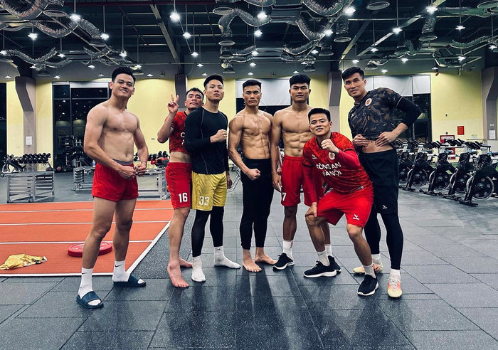 Những cầu thủ khác của bóng đá Việt Nam cũng sở hữu body cực chuẩn, nhưng không phải ai cũng có thể hình đẹp như thủ môn Bùi Tiến Dũng.