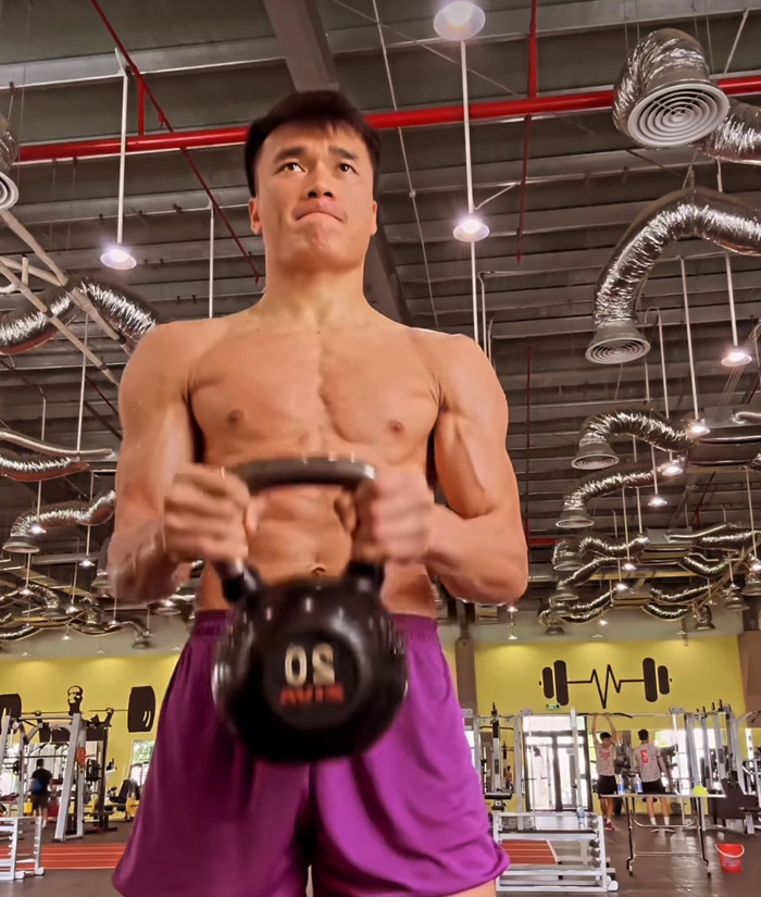 Không khó để nhận ra thủ môn Bùi Tiến Dũng rất thích tập Gym và tập rất chăm chỉ. 