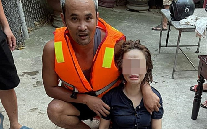 Buồn chuyện cá nhân người phụ nữ ra giữa cầu làm điều dại dột, diễn biến sau đó khiến ai nấy thót tim Ảnh 2