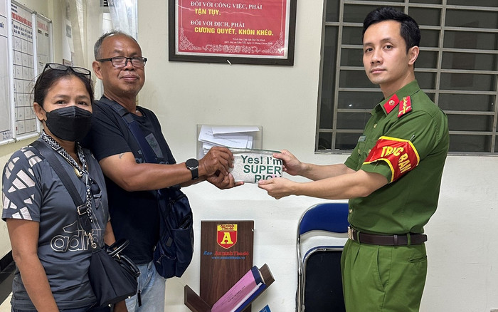 Du khách nước ngoài bỏ quên ví trên xe taxi tại Hà Nội và cái kết ấm lòng Ảnh 2