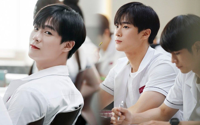 Visual tỏa sáng của Moonbin (ASTRO) ở phim học đường, vai phụ nhưng đẹp chẳng kém nam chính Ảnh 2