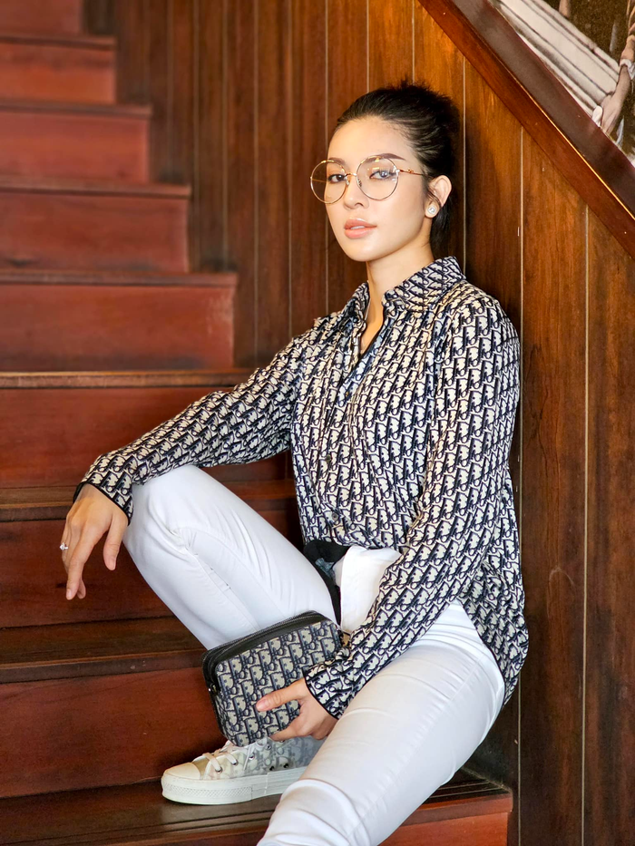 Mỹ nhân sinh năm 1996 chịu chơi đến mức diện bộ nào cũng phải đồng thương hiệu từ áo cho đến giày hay túi. Mẫu áo này một dạng sơ mi men's wear đến từ thương hiệu Dior, có giá khoảng 38 triệu, giày 29 triệu và số tiền chi cho túi là 33 triệu.&nbsp;