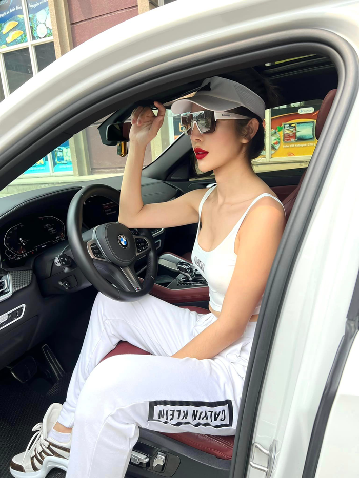 Cô nàng còn đầu tư cả xế hộp hạng sang để chụp ảnh cùng outfit được kết hợp từ ba thương hiệu đắt đỏ như Balenciaga, Louis Vuitton và Calvin Klein.&nbsp;