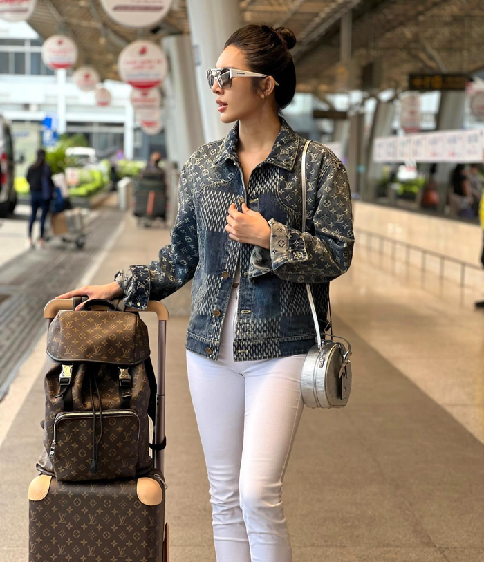 Một lần khác, Bùi Lý Thiên Hương ra sân bay với trọn 'combo' đến từ thương hiệu Louis Vuitton bao gồm ba lô, vali và áo khoác. Riêng mẫu vali này có giá từ 72 triệu - 103 triệu tuỳ thuộc vào kích cỡ lớn nhỏ. Còn về phần ba lô, nếu đúng là đồ chính hãng, thì thiết kế này có giá lên đến 83 triệu. Nhưng phần dây cài và phần trên của ba lô mà Bùi Lý Thiên Hương sử dụng cũng khác so với phiên bản của hãng.&nbsp;