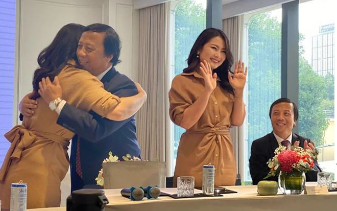 Ngọc Lan ôm CEO công ty bảo hiểm, chấp nhận làm hòa và tiếp tục duy trì hợp đồng Ảnh 2