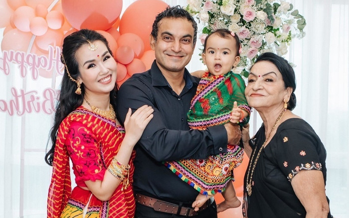 Nghe Võ Hạ Trâm hát tiếng Ấn Độ, mẹ chồng: 'Trâm hát mẹ không hiểu gì hết' Ảnh 2