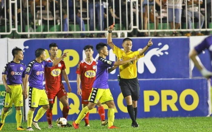 Một hình ảnh xấu xí, phản ứng trọng tài của CLB Hà Nội vào năm 2018. Ảnh: Đình Viên