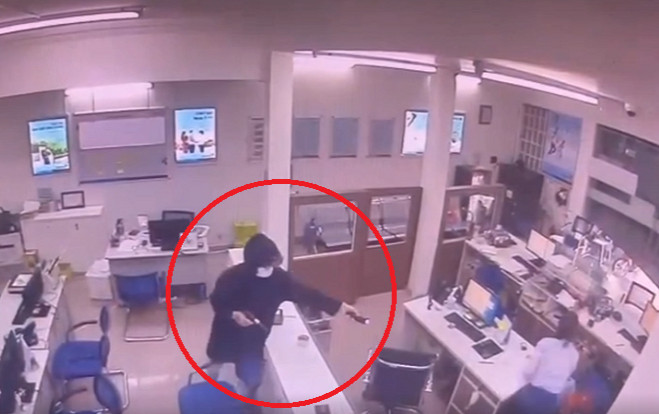 Clip toàn cảnh thanh niên cầm súng xông vào ngân hàng VietinBank cướp tiền rồi bỏ chạy Ảnh 2