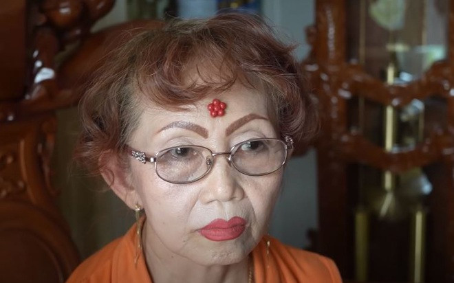 Đúng là Độc lạ Bình Dương: Người phụ nữ bỗng mọc hoa mai giữa trán sau lần đứng bếp bị mắt cá bắn trúng Ảnh 2