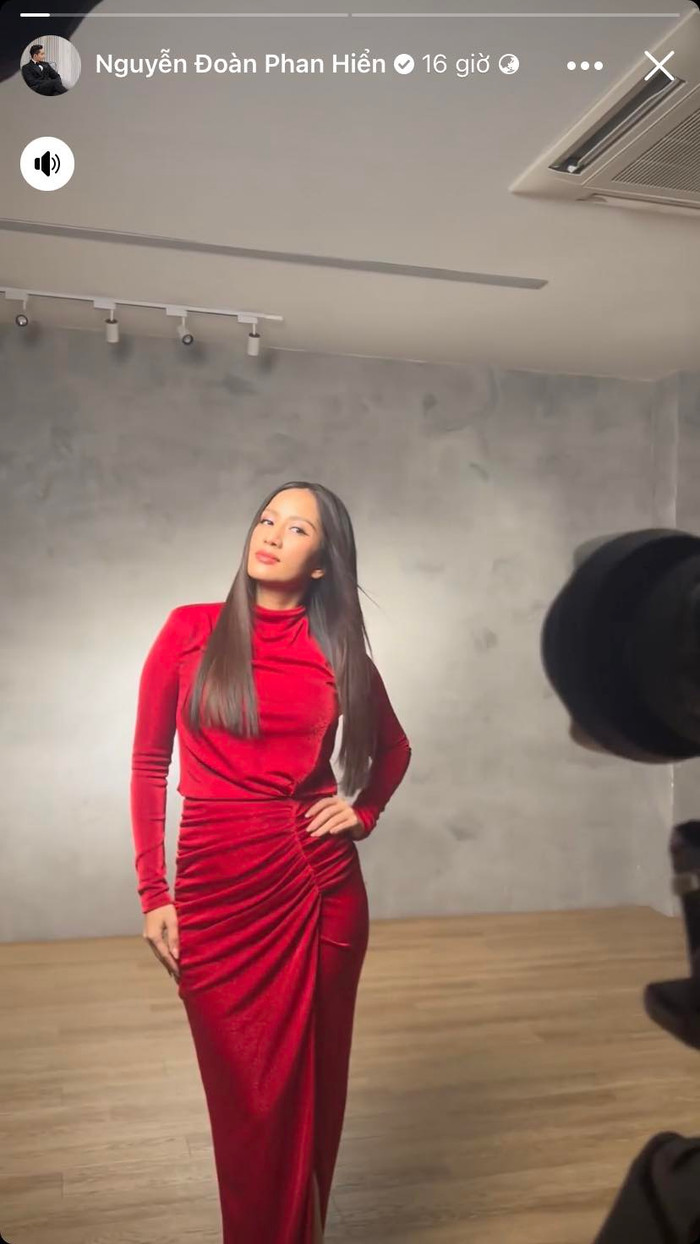 Khánh Thi vui vẻ lắng nghe và làm theo những chỉ dẫn của Phan Hiển