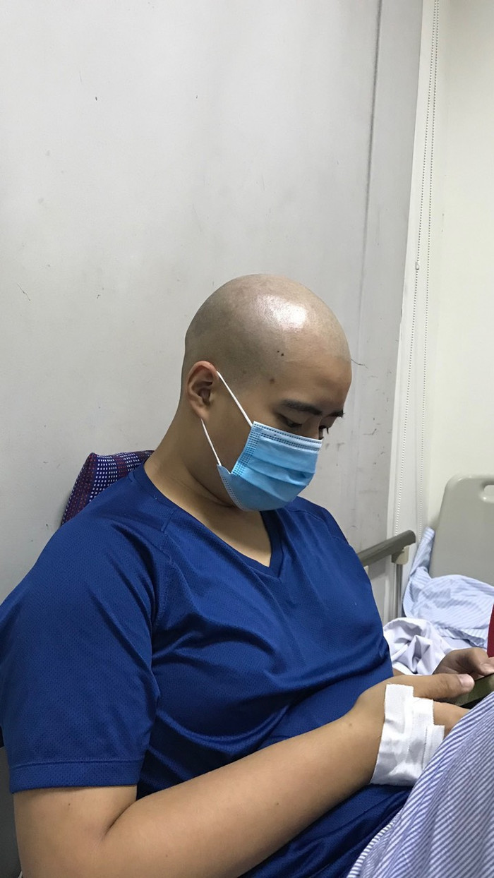 Xét nghiệm chuyên sâu, kết quả xác định trong số gần 20 thể bệnh ung thư máu, cậu thiếu niên may mắn rơi vào thể duy nhất có thuốc điều trị.