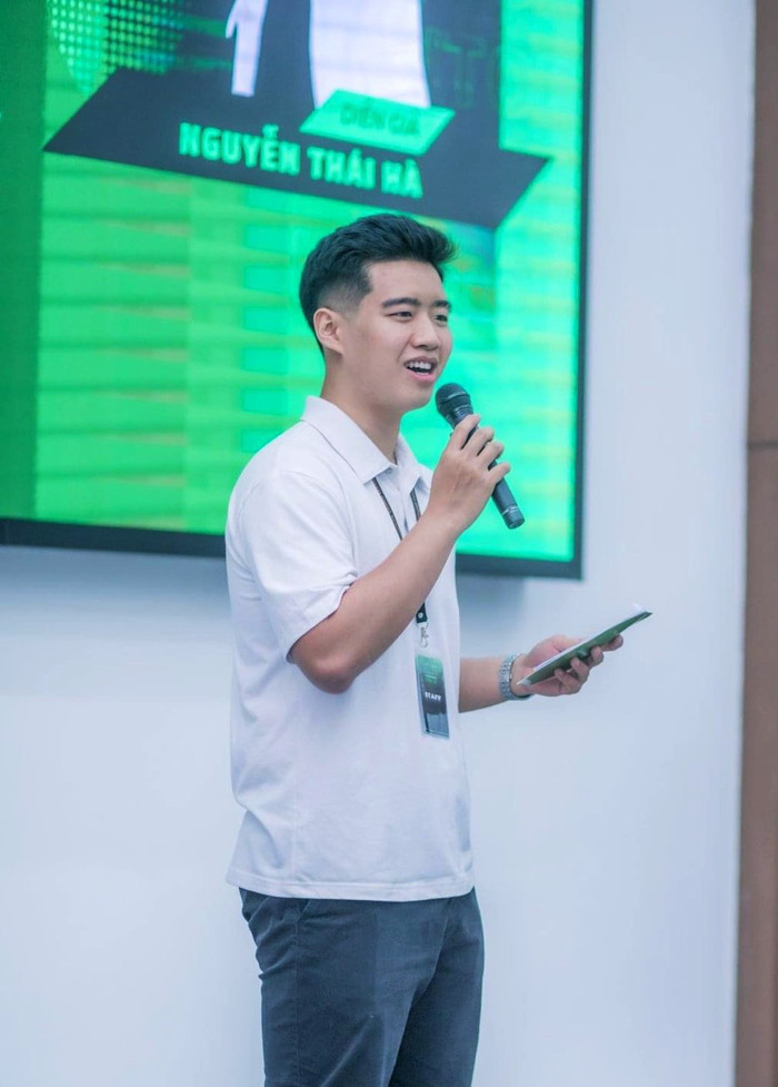 Khôi Nguyên khá năng động, thường tham gia các hoạt động tại trường.