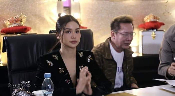 Đương kim Hoa hậu Hòa bình Thái Lan và Mr. Nawat là BGK trong phòng kín để phỏng vấn các cô gái. Phần thi của dàn người đẹp được mở bán vé để xem online trên video. 