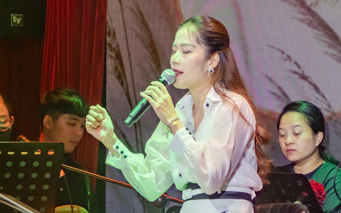 Một nữ ca sĩ tiết lộ về Nam Em: Trên sân khấu và sau hậu trường là 2 con người trái ngược nhau Ảnh 2