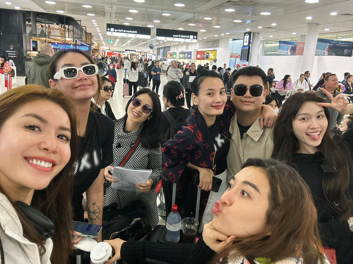 Siêu mẫu Võ Hoàng Yến cũng bay từ Mỹ sang Úc để tham gia buổi biểu diễn thời trang. 'Đại gia ngầm' Á hậu Lê Hằng tạo dáng nhí nhố. Miss Charm Vietnam 2022 Thanh Thanh Huyền sẽ đảm nhận vai trò MC cho show thời trang. 