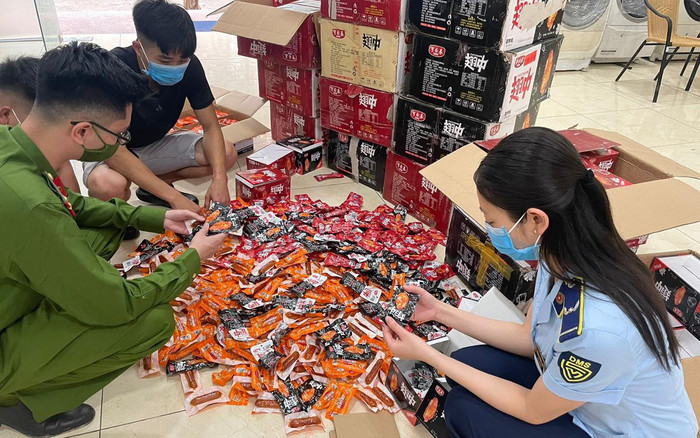 Hàng nghìn gói xúc xích, chân gà cánh gà không rõ nguồn gốc bị phát hiện Ảnh 2