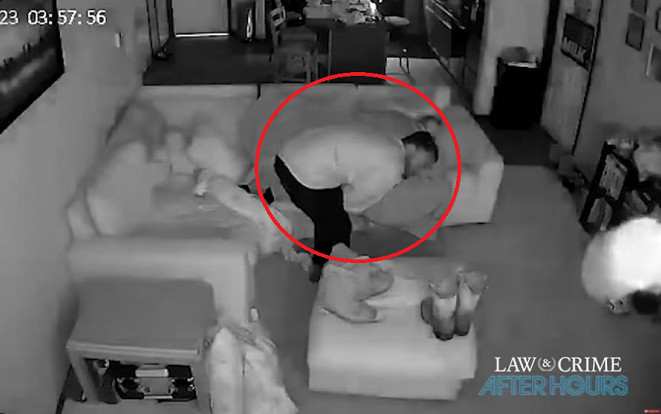 Đột nhập vào nhà người phụ nữ giữa đêm, tên trộm không lấy đi thứ gì mà còn làm nhiều hành động bất ngờ Ảnh 2