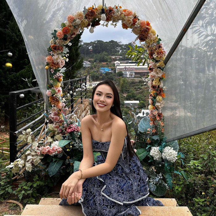 Vốn là người đẹp không chạy theo trend của giới trẻ, Thủy Tiên luôn biết cách định hướng phong cách, hình ảnh cho riêng mình: Vừa năng động, trẻ trung nhưng không kém phần quyến rũ. 