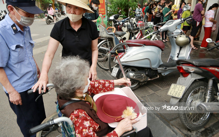 Cụ bà 90 tuổi ở Hà Nội ngồi xe lăn xếp hàng từ sớm, chờ 2 giờ đồng hồ mua bánh ngày Tết Hàn Thực Ảnh 2