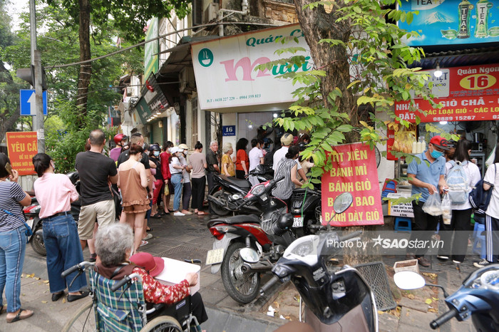  Cụ bà 90 tuổi ở Hà Nội ngồi xe lăn xếp hàng từ sớm chờ 2 giờ mua bánh ngày Tết Hàn Thực Ảnh 13