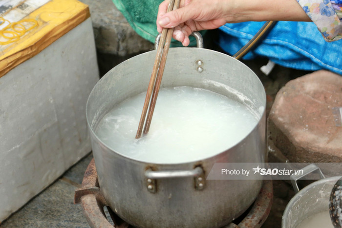  Cụ bà 90 tuổi ở Hà Nội ngồi xe lăn xếp hàng từ sớm chờ 2 giờ mua bánh ngày Tết Hàn Thực Ảnh 15