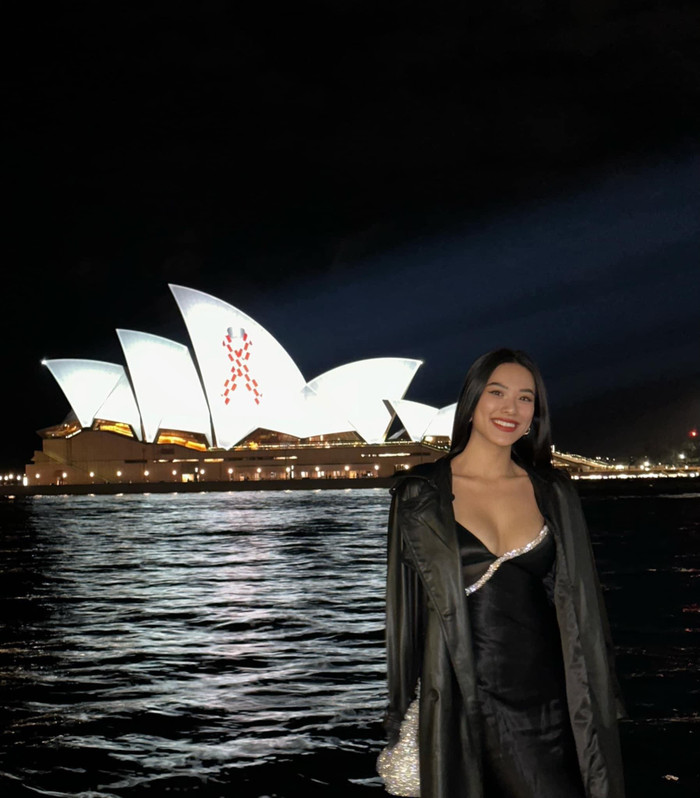 Nàng hậu cũng không ngần ngại trưng trồ vòng 1 