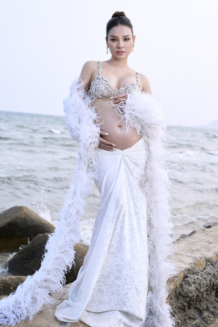  Phương Trinh Jolie khoe bụng bầu cực bạo, tình tứ với Lý Bình trong tiệc kỉ niệm 1 năm ngày cưới Ảnh 4