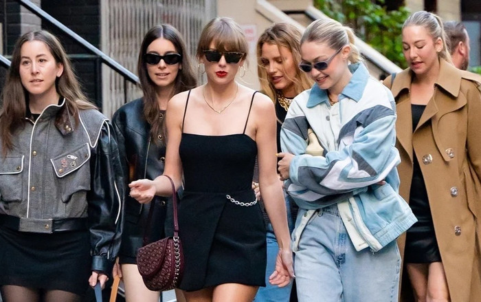 Hậu chia tay bạn trai, Taylor Swift lên đồ xuống phố cùng hội bạn thân: Đơn giản nhưng vẫn khí chất Ảnh 2
