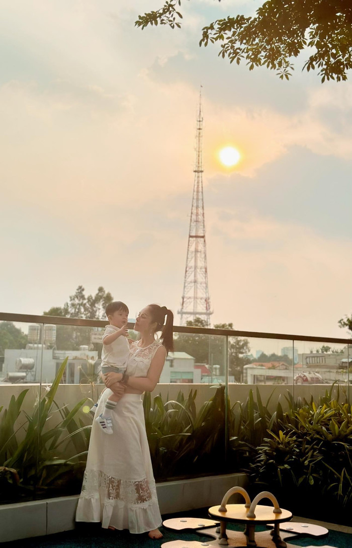 Hình ảnh mới nhất của Dương Cẩm Lynh và con trai