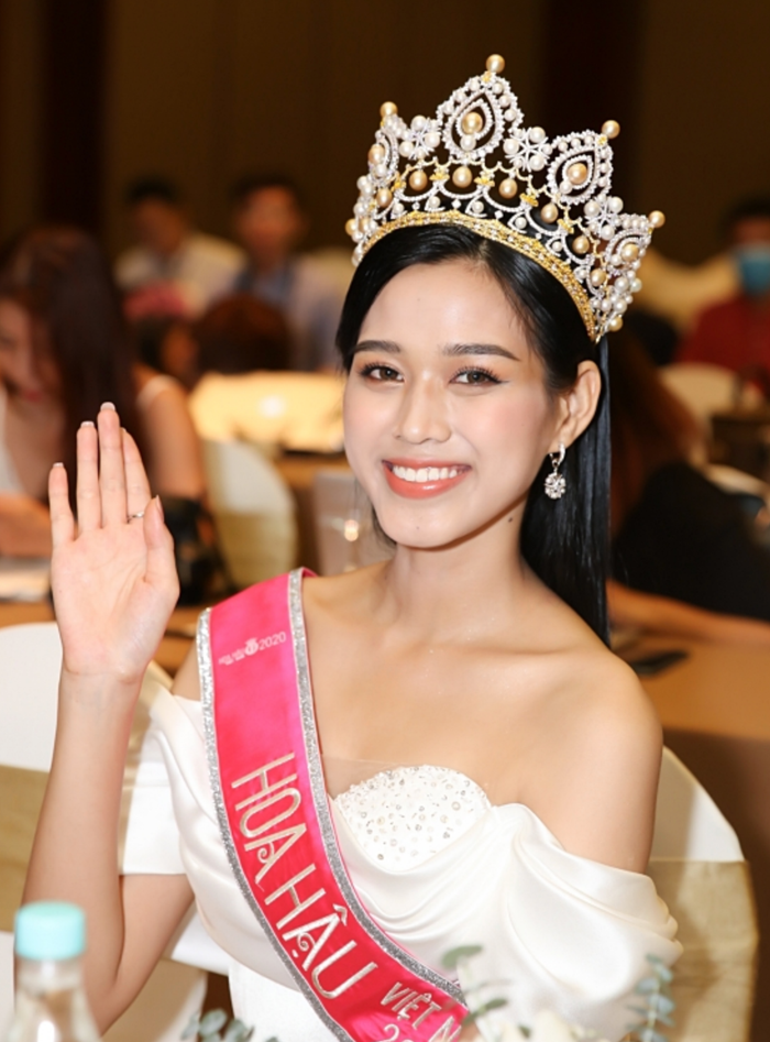  Hoa hậu Đỗ Thị Hà tung ảnh thời chưa đăng quang, nhan sắc 'rực sáng' Ảnh 3