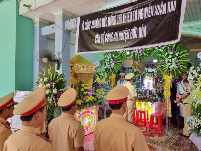 Lãnh đạo Cục CSGT đã đến viếng thiếu tá Nguyễn Xuân Hào. (Ảnh: Người Lao Động)