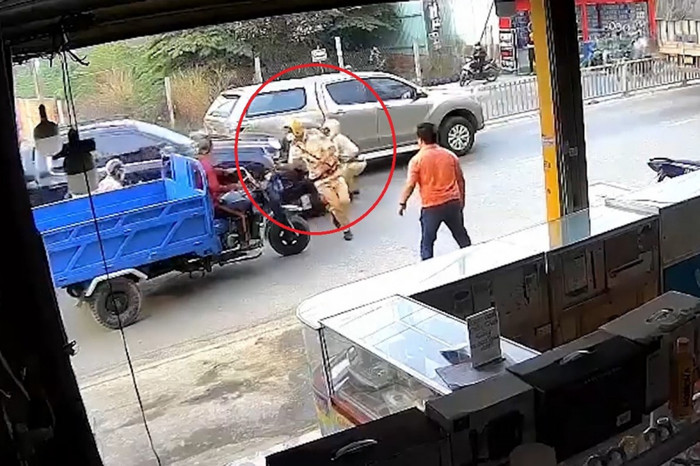Camera ghi lại thời điểm xe bán tải tông vào tổ công tác. (Ảnh: Công an Nhân dân)