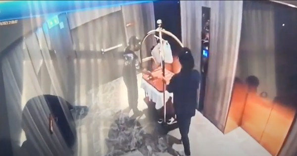 Wang bị nhóm bắt cóc nhét vào thùng nhựa rồi đẩy ra khỏi chung cư của mình với bỏ bọc là chuyển đồ