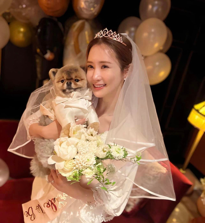 Lee Da Hae lên đồ cứ ngỡ như đang trong tiệc cưới với chiếc váy trắng tinh khôi. 