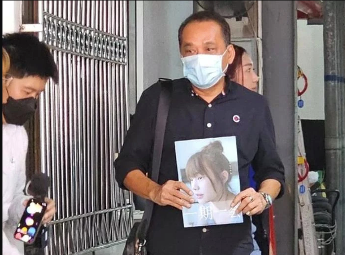 Ông Chinchot - bố của Gigi Supitcha lộ vẻ tiều tụy, mệt mỏi. Ông cho biết từ ngày con gái qua đời, ông đã thức trắng đêm và vào phòng con ở vì quá nhớ thương 