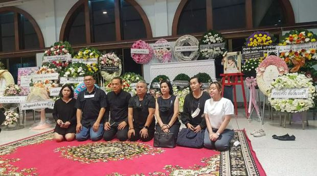 Bạn bè và người hâm mộ đã đặt rất nhiều vòng hoa và đến để tiễn biệt nữ ca sĩ trẻ 