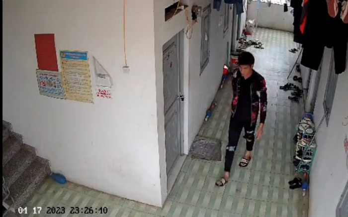 Thanh niên chuyên lén lút cậy cửa nhà trọ để làm điều này bị camera an ninh phát hiện Ảnh 2