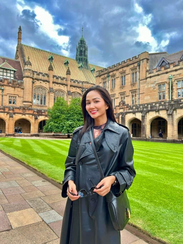 Lần thứ hai H'Hen Niê đến Australia, H'Hen Niê vô cùng hào hứng và cô chủ động bay sang Australia sớm hơn 03 ngày so với lịch trình chung của đoàn. Hoa hậu H'Hen Niê cùng Á hậu Kim Duyên đến thành phố Perth và có những trải nghiệm văn hoá, tham quan tuyệt vời ở đây.